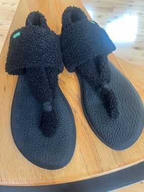 Sanuk faux fur flip flops size 9